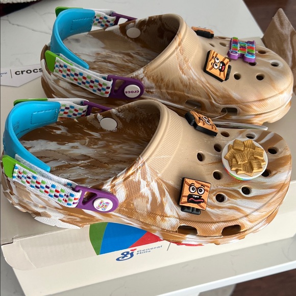 CROCS adult men’s7/woman's9 Tan and Blue NIB NWT Cinnamon Toast Crunch Slippers - Picture 4 of 10